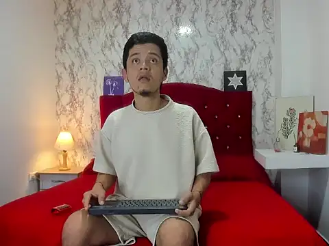 Snapshot of Alejandra_and_James_ chatting on 04/02/26, 07:39 Alejandra and James online show from 04/02/26, 07:39