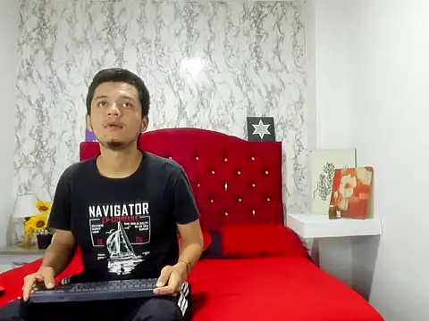 Snapshot of Alejandra_and_James_ chatting on 04/06/26, 11:33 Alejandra and James online show from 04/06/26, 11:33