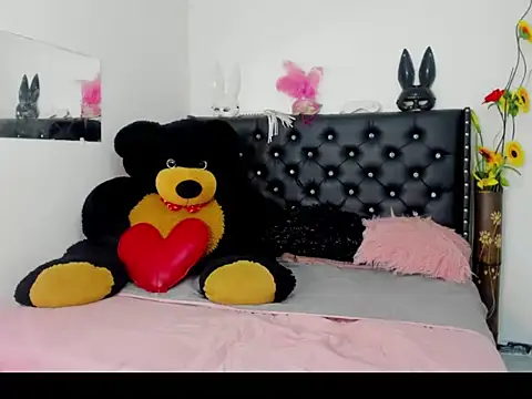 Snapshot of Alejandra_and_James_ chatting on 04/09/26, 10:15 Alejandra and James online show from 04/09/26, 10:15