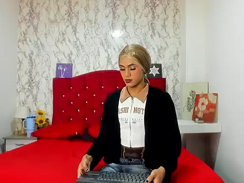 Snapshot of Alejandra_and_James_ chatting on 04/11/26, 11:25 Alejandra and James online show from 04/11/26, 11:25