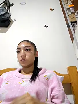 Snapshot of yvonne_1998 chatting on 04/06/26, 01:56 yvonne 1998 online show from 04/06/26, 01:56