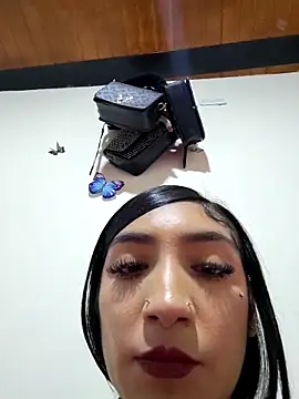 Snapshot of yvonne_1998 chatting on 04/15/26, 01:45 yvonne 1998 online show from 04/15/26, 01:45