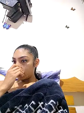 Snapshot of yvonne_1998 chatting on 04/15/26, 02:46 yvonne 1998 online show from 04/15/26, 02:46