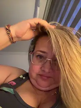 Snapshot of Martinacurvy_ chatting on 04/01/26, 11:24 Martinacurvy online show from 04/01/26, 11:24