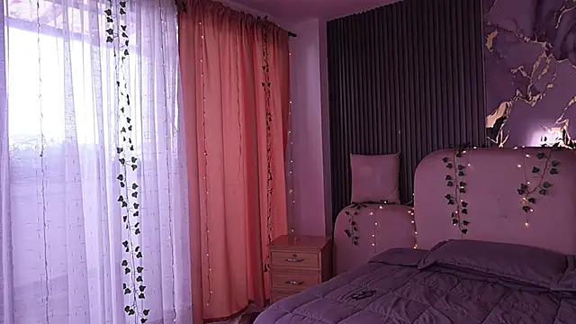 Snapshot of LilithLuxor_ chatting on 04/01/26, 01:23 LilithLuxor online show from 04/01/26, 01:23