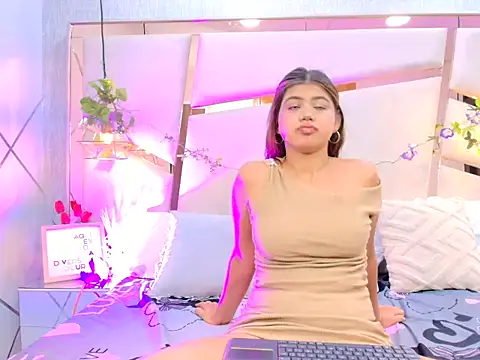 Snapshot of WinnieClarke chatting on 04/01/26, 12:06 WinnieClarke online show from 04/01/26, 12:06