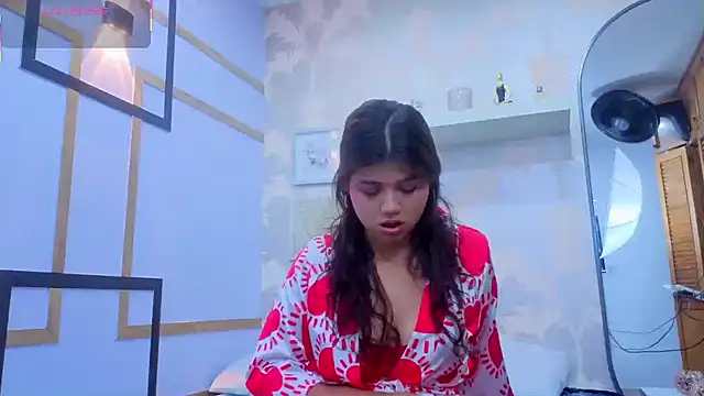 Snapshot of WinnieClarke chatting on 04/10/26, 08:02 WinnieClarke online show from 04/10/26, 08:02