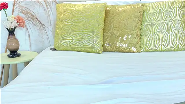 Snapshot of RoxiPlace chatting on 04/14/26, 12:44 RoxiPlace online show from 04/14/26, 12:44