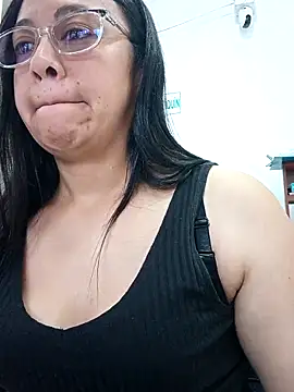 Snapshot of Violeta--7 chatting on 04/01/26, 02:03 Violeta--7 online show from 04/01/26, 02:03