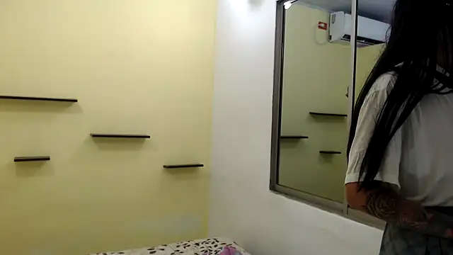 romina white18 online show from 04/07/26, 05:52