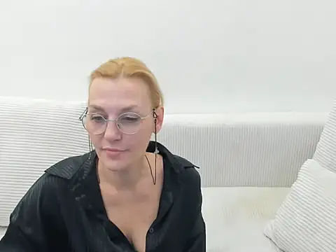 Snapshot of OeigesMik chatting on 04/10/26, 10:53 OeigesMik online show from 04/10/26, 10:53