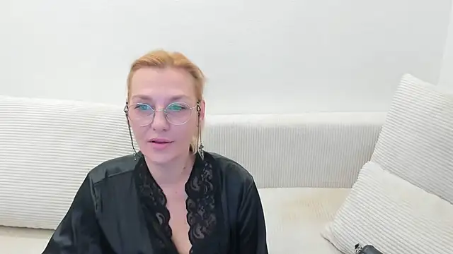 Snapshot of OeigesMik chatting on 04/11/26, 09:46 OeigesMik online show from 04/11/26, 09:46