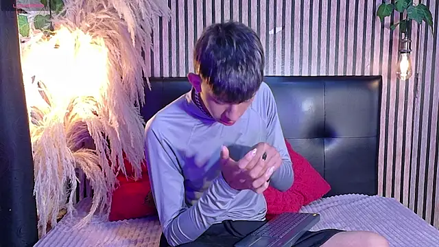 Snapshot of Tommy_Fox chatting on 04/08/26, 12:49 Tommy Fox online show from 04/08/26, 12:49