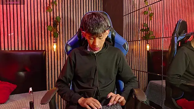 Snapshot of Tommy_Fox chatting on 04/09/26, 01:16 Tommy Fox online show from 04/09/26, 01:16