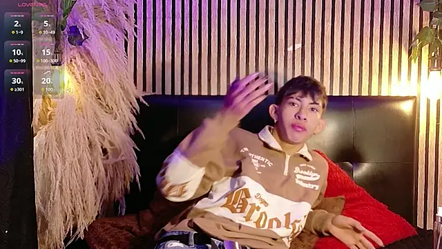 Snapshot of Tommy_Fox chatting on 04/11/26, 12:20 Tommy Fox online show from 04/11/26, 12:20