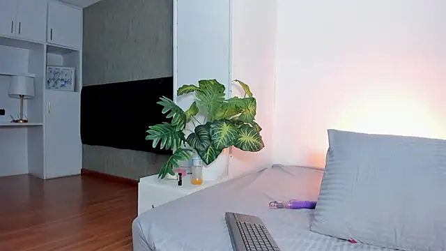 EvaaConnor online show from 03/31/26, 07:36