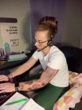 RoxyRedXO12 online show from 04/08/26, 07:36