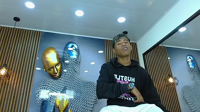 LuckyBluex online show from 04/10/26, 12:10