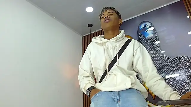 LuckyBluex online show from 04/13/26, 12:10