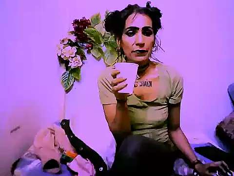 Alanadelray21 online show from 07/06/26, 07:27