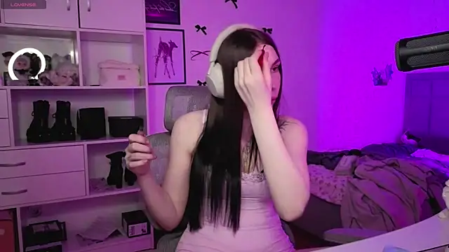 Snapshot of JustEvalove chatting on 04/02/26, 04:48 JustEvalove online show from 04/02/26, 04:48