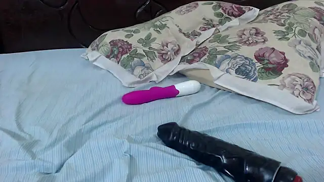 Snapshot of emmytease chatting on 04/14/26, 12:05 emmytease online show from 04/14/26, 12:05