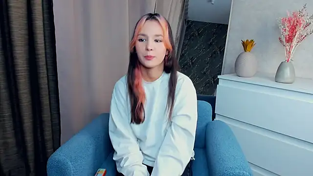 Snapshot of EnolaNewand chatting on 04/13/26, 04:12 EnolaNewand online show from 04/13/26, 04:12