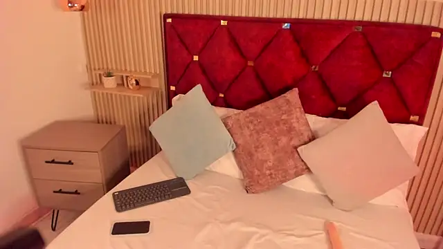 Snapshot of VictoriaKane chatting on 04/16/26, 01:45 VictoriaKane online show from 04/16/26, 01:45