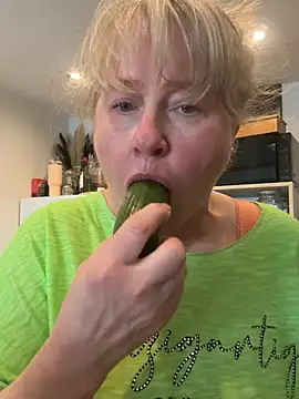 Tinchen Milf online show from 04/17/26, 11:13