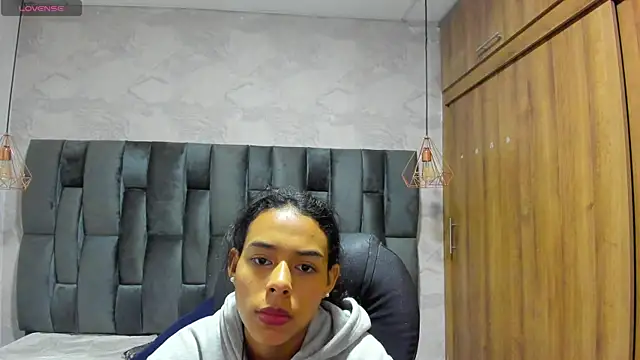 Snapshot of miarivers_1 chatting on 04/08/26, 01:00 miarivers 1 online show from 04/08/26, 01:00