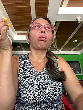 Snapshot of _violeta_99 chatting on 04/11/26, 04:00 violeta 99 online show from 04/11/26, 04:00