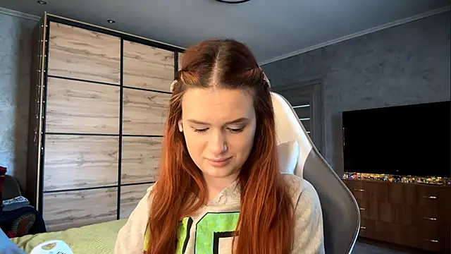 Snapshot of FoxyEmma chatting on 04/14/26, 12:11 FoxyEmma online show from 04/14/26, 12:11