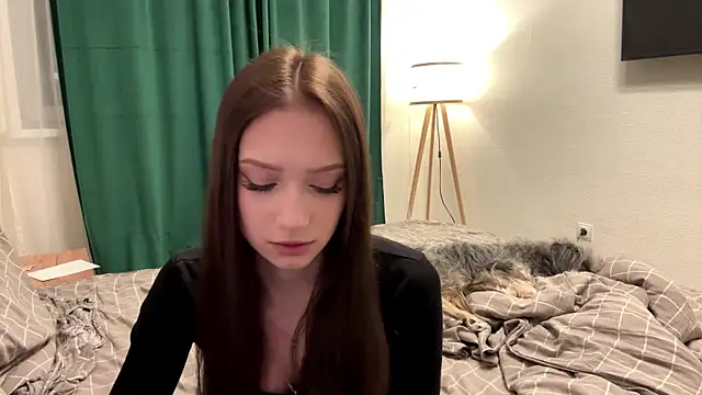 MiaNewstrom online show from 04/06/26, 08:21