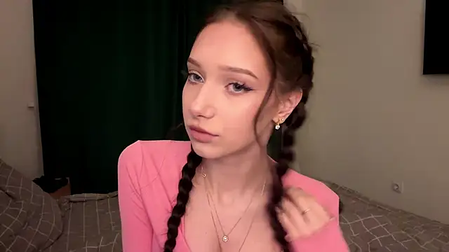 MiaNewstrom online show from 04/08/26, 08:20