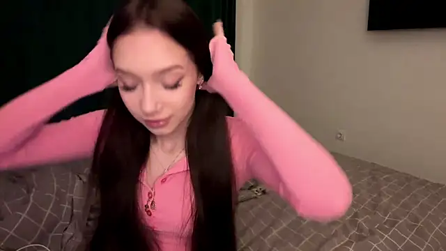 MiaNewstrom online show from 04/11/26, 12:59