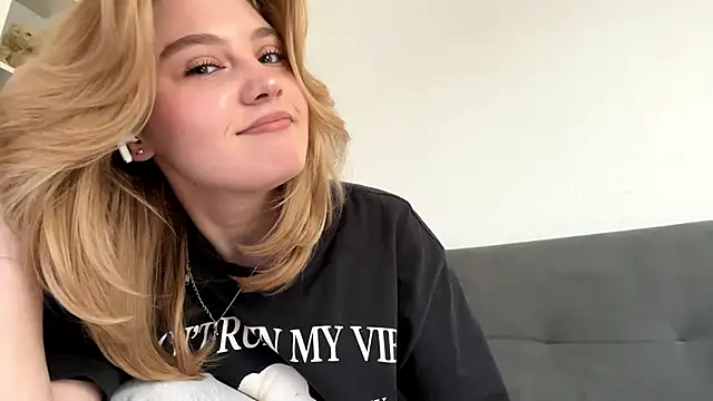 Snapshot of Delia_cute chatting on 03/31/26, 12:16 Delia cute online show from 03/31/26, 12:16