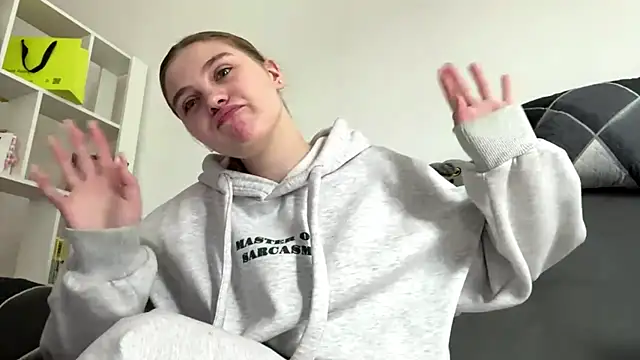 Snapshot of Delia_cute chatting on 04/11/26, 12:42 Delia cute online show from 04/11/26, 12:42