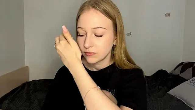 KatrineDrea online show from 07/04/26, 06:08