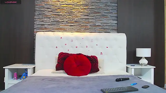 RaynaTess online show from 04/17/26, 02:09