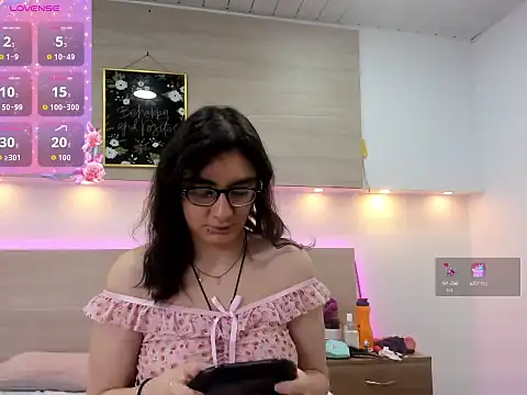 Snapshot of Ellaa_honey chatting on 04/20/26, 01:14 Ellaa honey online show from 04/20/26, 01:14