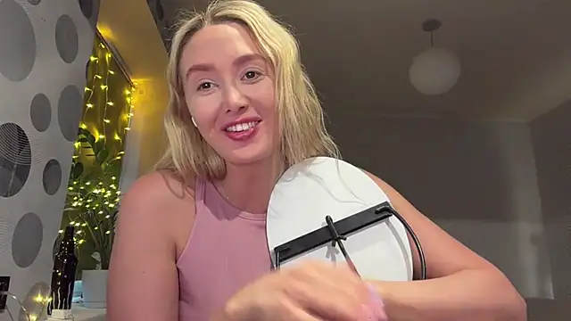 Snapshot of Annycute666 chatting on 04/03/26, 03:43 Annycute666 online show from 04/03/26, 03:43