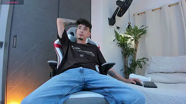 Snapshot of Nova__hard chatting on 04/11/26, 06:07 Nova hard online show from 04/11/26, 06:07