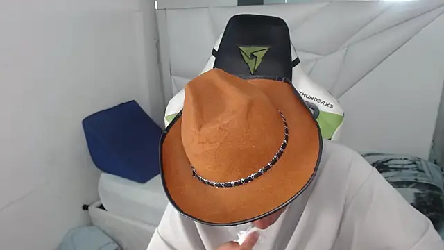 Taylorr junior  online show from 04/02/26, 03:37