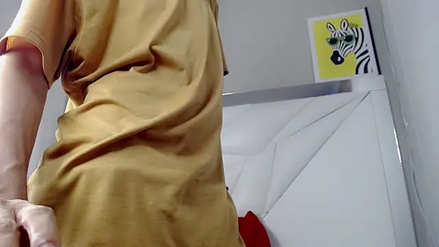 Taylorr junior  online show from 04/15/26, 04:30