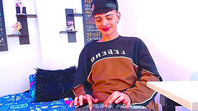 milo hot  online show from 04/03/26, 06:17