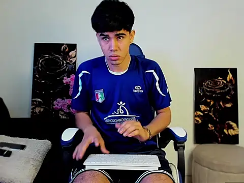 Snapshot of Andy_wood chatting on 04/08/26, 04:40 Andy wood online show from 04/08/26, 04:40