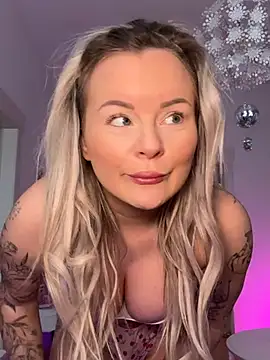 Snapshot of Shorty_Holly chatting on 04/15/26, 05:58 Shorty Holly online show from 04/15/26, 05:58