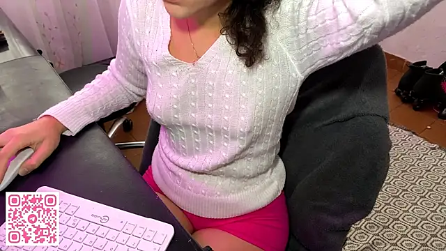 Snapshot of petitecurlybrunette chatting on 06/26/26, 04:22 petitecurlybrunette online show from 06/26/26, 04:22