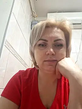 Snapshot of SylvieGold453 chatting on 04/01/26, 05:32 SylvieGold453 online show from 04/01/26, 05:32