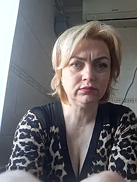 Snapshot of SylvieGold453 chatting on 04/14/26, 12:33 SylvieGold453 online show from 04/14/26, 12:33